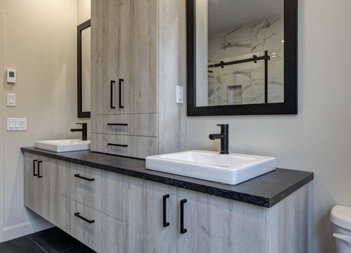 2023 Maison modèle HD Construction Arthabaska Vanité Armoires Salle de bain