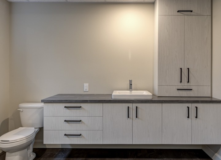 2023 Maison modèle HD Construction Arthabaska Salle de bain 2 Armoires